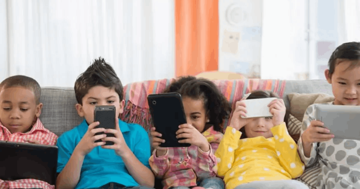 Pemerintah Evaluasi Dampak Batasan Medsos Anak