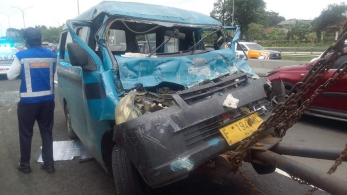Kecelakaan Tol Jagorawi arah Bogor: Mobil Tabrak 2 Angkot