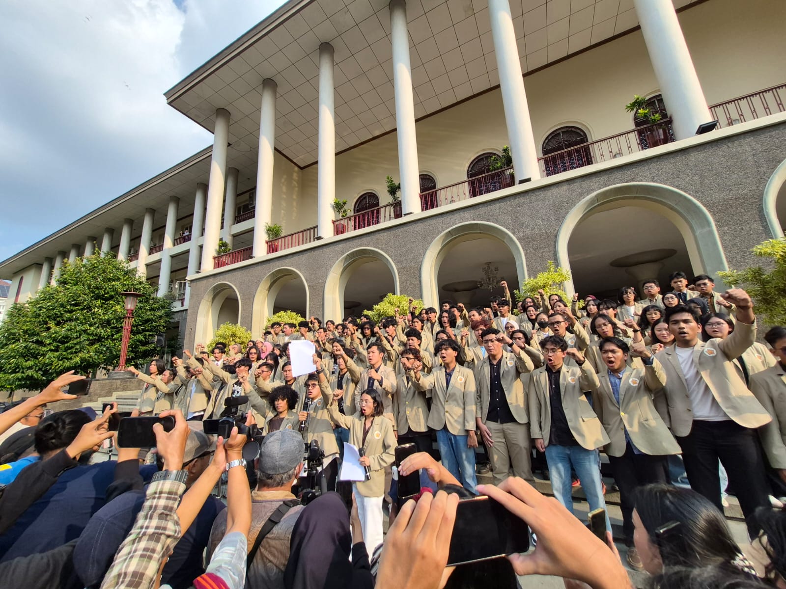 ketegangan di gik - ilustrasi berita Mahasiswa UGM Gelar Konferensi Pers: Jelaskan Ketegangan di GIK dan Serukan…