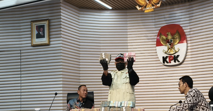 OTT Menjerat Bupati Lombok Barat, KPK Sita Barang Bukti Rp 9,06 Miliar