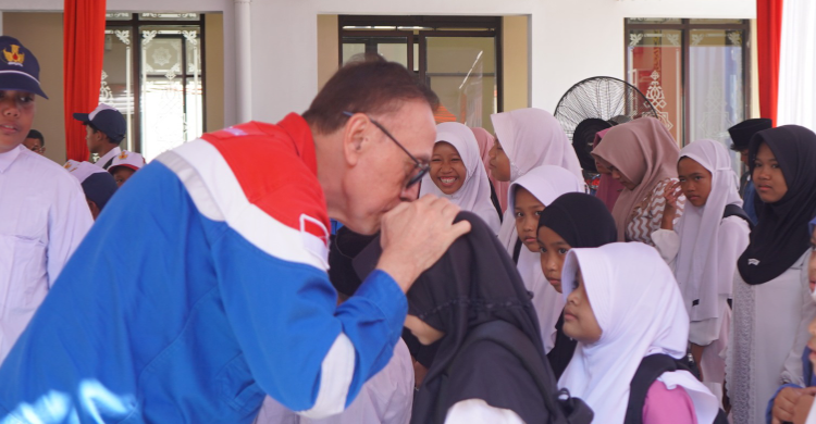 Komut Pertamina Salurkan 200 Paket SESAMA Banyuwangi untuk Anak Prasejahtera