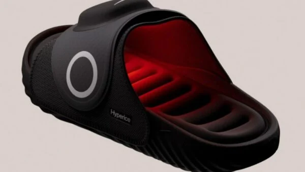 Nike dan Hyperice Luncurkan Sandal Nike Hyperice Berpemanas dan Bergetar untuk Pemulihan