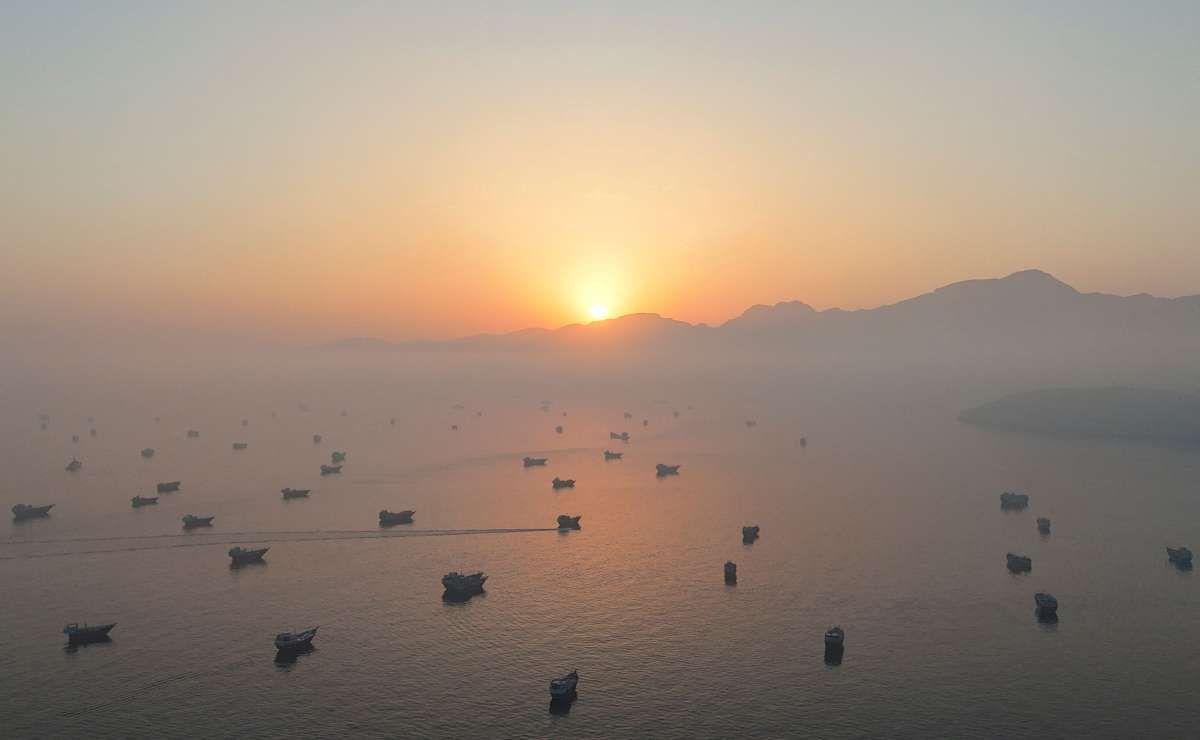 selat hormuz Iran Tegaskan Selat Hormuz di Bawah Kendali Teheran, Harga BBM AS… selat hormuz - ilustrasi berita Iran Tegaskan Selat Hormuz di Bawah Kendali Teheran, Harga BBM AS Melonjak