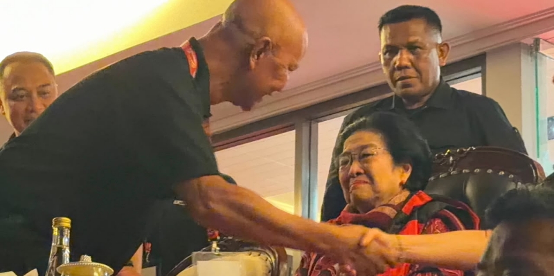 Tangis Megawati Pecah saat Wajah Bung Karno Muncul di Langit Gelora Bung Tomo
