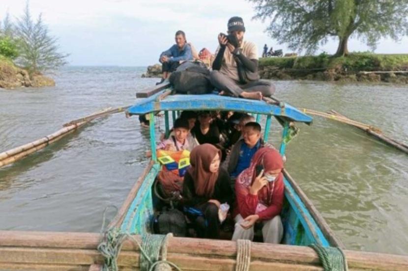 Dinkes Simeulue Kerahkan Tim Medis ke Pulau Teupah untuk Layanan Kesehatan Gratis